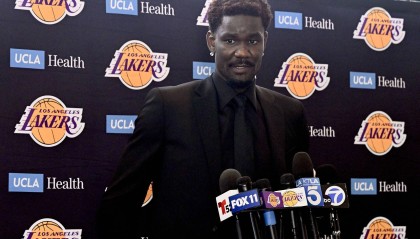 开云体育登录-来湖人后和詹姆斯东契奇聊过吗？艾顿：老詹还没 77给我发了消息