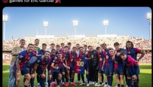 开云体育入口-埃里克-加西亚迎巴萨百场里程碑，获赠纪念球衣&amp;与全队合影留念