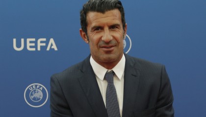 开云体育在线-菲戈巧妙回应：皇马巴萨哪家球衣更适合我？这取决于剪裁风格