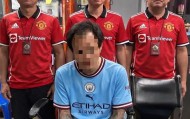 太阳报：泰国一名曼城球迷被捕，警方晒照穿曼联球衣和他合影