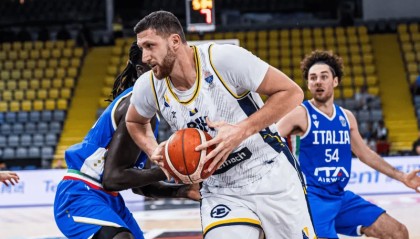 开云体育官网-努尔基奇半场出战12分钟，9中4得到9分5板2助攻1盖帽