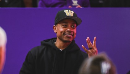 在这还是有牌面！小托马斯回母校看球 华盛顿大学社媒晒照欢迎！