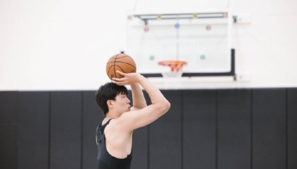 开云体育官网-休赛期训练！杨瀚森社媒晒训练照：练练练🏋🏻