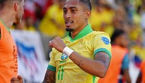 开云体育中国-放豪言结果惨败！拉菲尼亚3次对阵阿根廷0球0助，巴西队1平2负