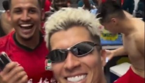 开云体育在线-晋级足协杯四强！河南队赛后更衣室庆祝：纳萨里奥戴墨镜领舞