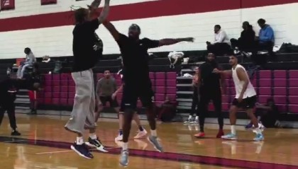 😊状态不错！克莱与迈克尔-比斯利一起打对抗赛 弹无虚发